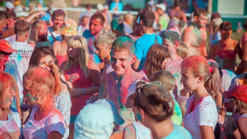 Праздник красок "Холи" на фестивале "На Завьяловских озерах!"