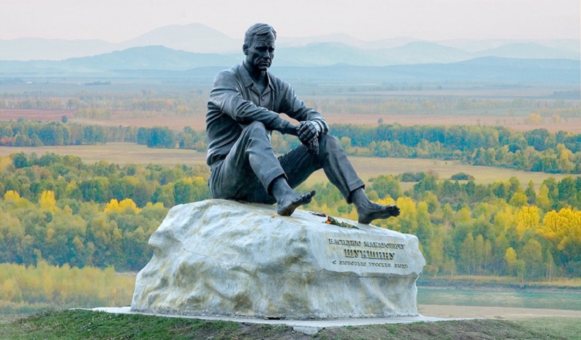 Памятник актеру и писателю В. Шукшину